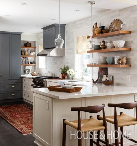 In this galley kitchen, limiting uppers to only one side of the space helps natural light pour in. | Design: Sarah Keenleyside & Lindsay Konior of Quanūk Interiors Photo: Donna Griffith Backsplash Paint, Warm Kitchen, Kabinet Dapur, Kitchen Wood, Classic Kitchen, Galley Kitchen, Kitchen Farmhouse, Kitchen Redo, Trendy Kitchen