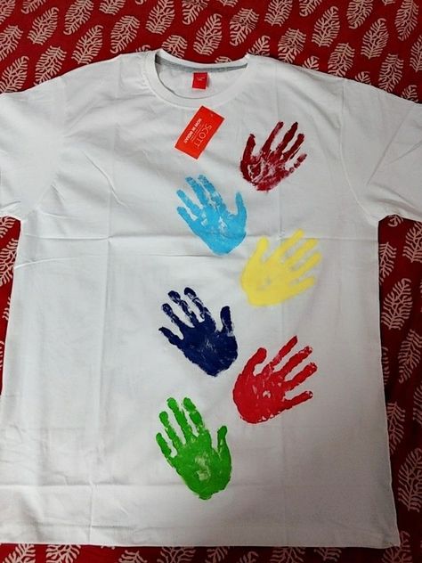 Handprint Tshirt Ideas, Pintar Camisetas Ideas, Tshirt Painting Ideas Creative, Diy Tshirt Painting Ideas, Tshirt Design Diy, Hand Printed Shirt, Kids Fathers Day Crafts, Fathers Day Art, Shirt Painting