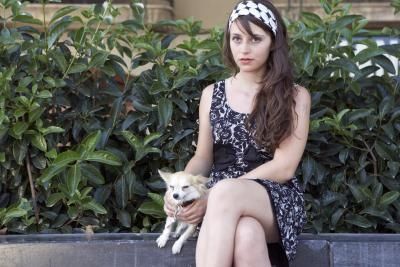 how to keep headbands in place Hair Framing, Gum Tree, Tiny White Flowers, Up Dos, Stretch Headband, Fringe Hairstyles, Hair Wax, Hair Decorations, Crazy Hair