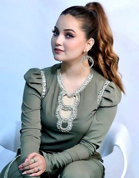 Rabeeca Khan Pic, Rabeeca Khan, Bride Sandals, Bollywood Hairstyles, Beautiful Pakistani Dresses, Bachelorette Outfits, Simple Pakistani Dresses, Designer Dresses Casual, Fancy Dress Design