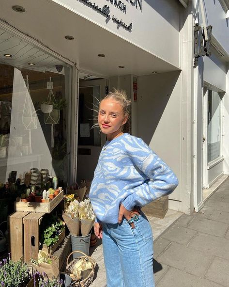 MOTEL sur Instagram : Summer blues 🦋@chloefraterr looking cute in our 'Eleni Jumper in Zebra Blue Grey' • Get the look on site now! #motelrocks Winter Tops For Women, Loose Jumper, Casual Pullover Sweater, Women Sweaters Winter, Slim Fit Top, Loose Pullover, Oversized Knitted Sweaters, Winter Tops, Winter Blues