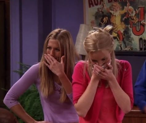 Rachel And Phoebe, Monica Rachel, Rachel Green Outfits, Mike Faist, Friends Scenes, Outfits Minimalist, Friends Moments, Phoebe Buffay, Rachel Green