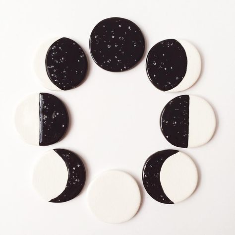 Moon phase magnets / quiet clementine.etsy.com Deco Nature, Ring Dishes, Moon Art, Ceramic Clay, Diy Clay, Clay Projects, Moon Phases, One Set, Artsy Fartsy