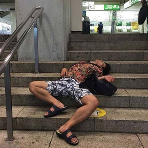 Insane Photographs Of Incredibly Drunk People In Public. - Page 13 of 31 - True Activist Public Stairs, Sleeping People, People In Public, Drunk People, Sleep Funny, Typographic Poster, Falling Asleep, Lack Of Sleep, Pose Reference