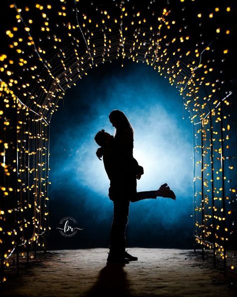 Pre Wedding Night Shoot, Night Photo Shoot Ideas, Night Prewedding Photography, Night Time Engagement Photos, Ring Poses, Bride Portrait Photography, Pre Wedding Photoshoot Theme, Marriage Stills, Pre Shoot