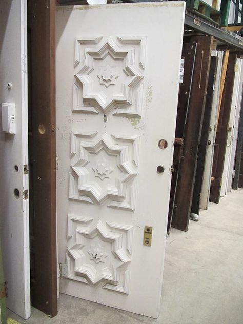 If you're renovating a St. Louis ranch home, be sure to check local salvage yards and places like Re.Store to find authentic front entry doors. Mid Century Interior Doors, Midcentury Modern Front Door, Mid Century Front Door, Mid Century Doors, Mid Century Modern Front Door, Modern Front Doors, Mid Century Modern Door, Diy Mid Century Modern, Diy Mid Century