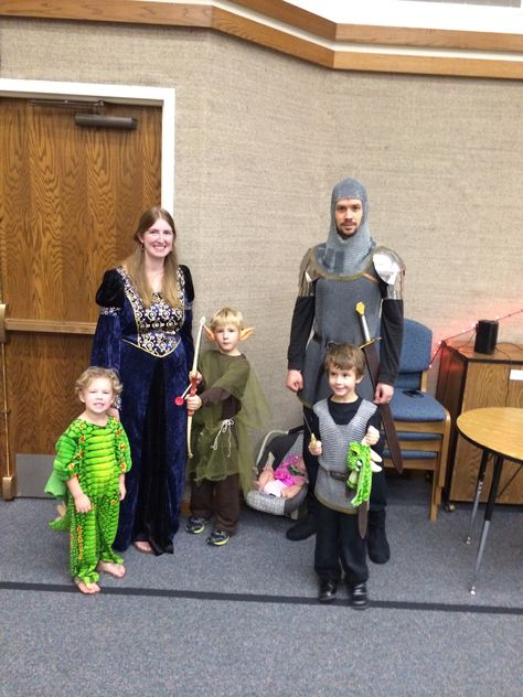 Family halloween costume: Medieval fantasy theme.  Knights in real chainmail, lady, (beheaded) dragon, elf and fairy in the background. Knight Family Costume, Dragon Elf, Medieval Theme, Great Costume Ideas, Family Halloween Costume, Woman Costume, 2024 Halloween, Dragon Costume, Elves And Fairies