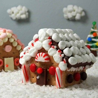 Graham crackers stand in for gingerbread in these cute houses decorated with your favorite candies. Target Recipes, Graham Cracker Gingerbread House, Cracker House, Target Food, Cute Houses, Graham Cookies, Gingerbread House Recipe, Cookies Gingerbread, Edible Food