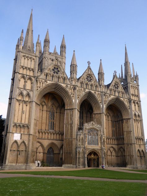 Architecture Romanesque, Katherine Of Aragon, Peterborough Cathedral, Gothic Arches, Romanesque Architecture, English Castles, Medieval Europe, The Reformation, Gothic Cathedrals