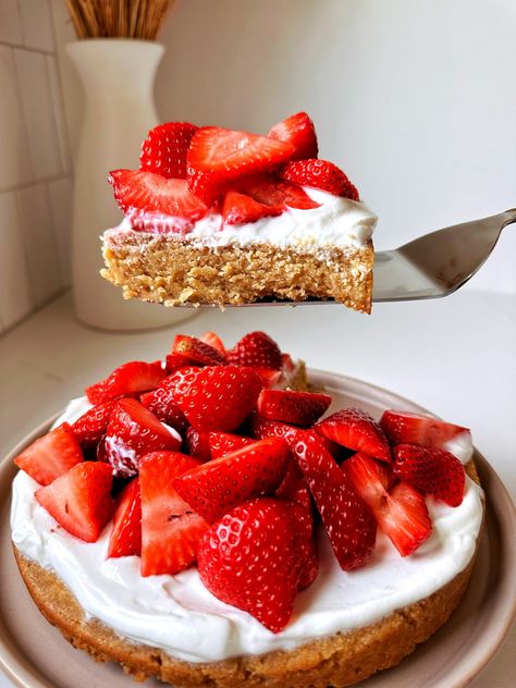 The BEST Healthy Strawberry Shortcake - rachLmansfield Easy Healthy Strawberry Shortcake, Healthy Fruit Crumble, Healthy Strawberry Desserts, Healthy Strawberry Cake, Fruit Crumble Bars, Rachel Mansfield, Healthy Strawberry Shortcake, Kids Desserts, Easiest Desserts