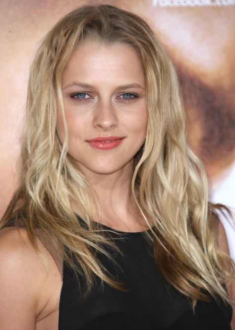 Theresa Palmer, Teresa Palmer Kristen Stewart, Teresa Mary Palmer, Textured Haircuts, Textured Hairstyles, Rosie Perez, Waves Texture, Emma Carstairs, Pretty Blonde