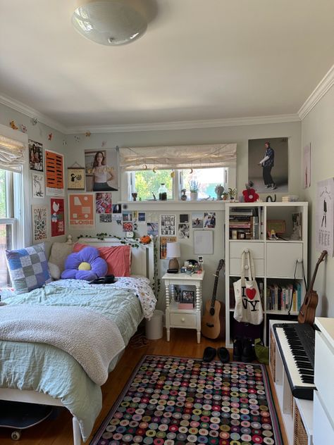 Small Room Ideas Maximalist, Twin Size Bed Aesthetic, Tiny Maximalist Bedroom, Dorm Room Carpet, Carpet Aesthetic Room, Twin Bed Aesthetic Room, Bedroom Rugs Aesthetic, Cute Maximalist Bedroom, Dorm Room Inspo Maximalist