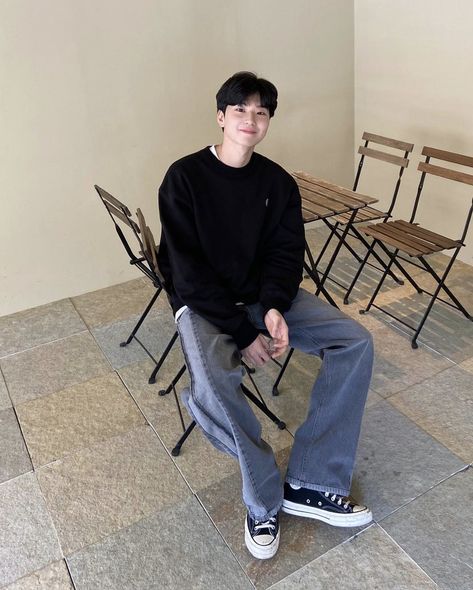 Simplistic Mens Outfits, Casual Korean Outfits Men, Korean Men’s Fashion, Simple Korean Men Outfit, Softboy Aesthetic Outfits Men Korean, K Fashion Men, Ootd Korean Style Boy, Comfy Outfit Men, Korean Boy Style