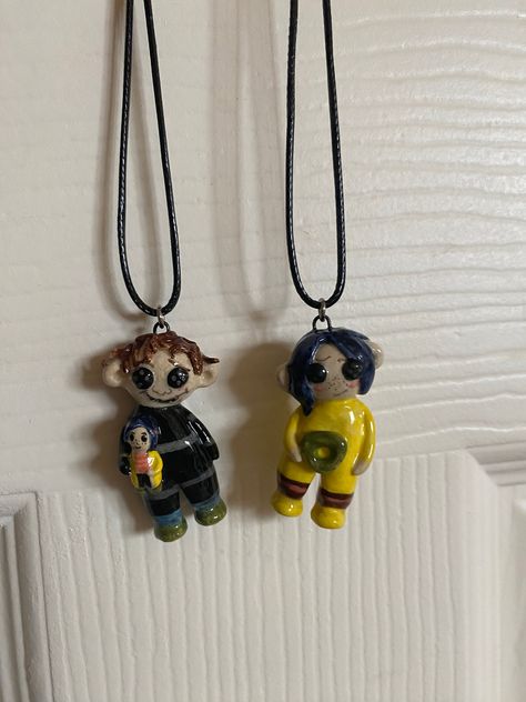 It was made of handmade ceramic, carefully shaped and fired twice, then glazed and ready. coraline and wybie couple necklace, unique gift is the price of both. Preparation time is 1 week, please keep this in mind.✨🦈 Couple Gifts For Both, Coraline Things To Make, Coraline Mini Me, Coraline Trinkets, Coraline Clay Necklace, Mini Me Doll Coraline, Coraline Wybie, Coraline Stuff, Coraline Film