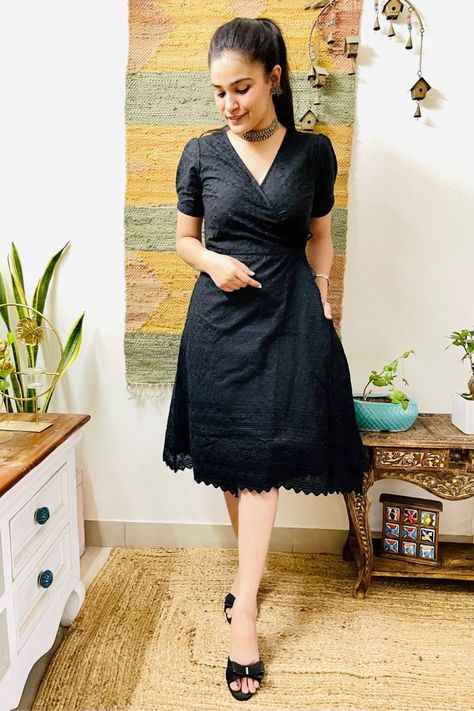 Dress Knee Length Casual, One Piece Dress Knee Length, Cotton Frocks For Women, One Piece Dress Design, Black One Piece Dress, Casual Indian Outfits, Dress Designs For Girls, Knee Length Dresses Casual, Black Frock