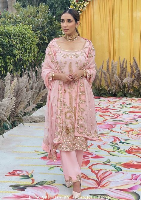 Blush Pink Punjabi Suit, Royal Punjabi Suits, Punjabi Heavy Suits, Peach Suit Indian, Peach Punjabi Suit, Heavy Suits For Wedding, Heavy Suits Indian Party Wear, Peach Indian Outfit, Pink Punjabi Suit