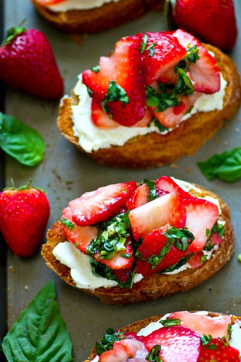 Fresh strawberries get macerated with basil and piled high over toasted bread and creamy mascarpone. You won't be able to get enough of this strawberry basil mascarpone bruschetta! Mascarpone Appetizer, Mascarpone Bruschetta, Berry Appetizers, Strawberry Basil, Bruschetta Recipe, Toasted Bread, Fresh Strawberries, Party Food Appetizers, Food Platters