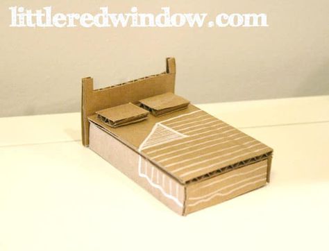 Cardboard Box Doll House, Box Doll House, Cardboard Box Houses, Diy Karton, Cardboard Dollhouse, Diy Barbie House, Accessoires Barbie, Dollhouse Bed, Cardboard Box Crafts