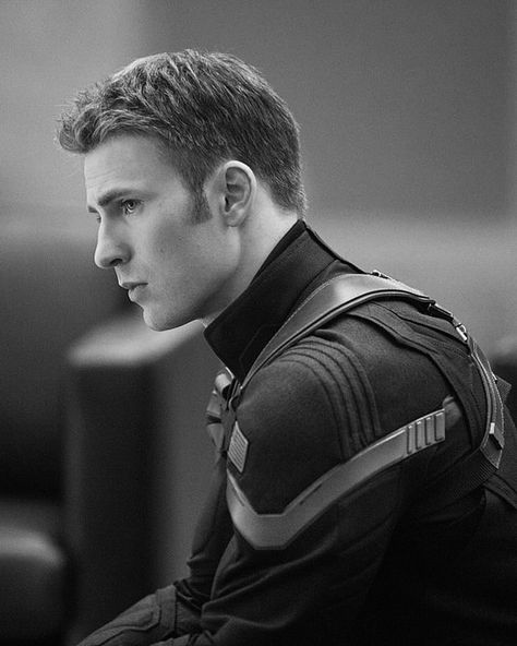 Captain America Aesthetic, Marvel Room, Marvel Wall, Christopher Evans, Marvel Drawings, Marvel Photo, Chris Evans Captain America, Steve Rogers, Black And White Pictures