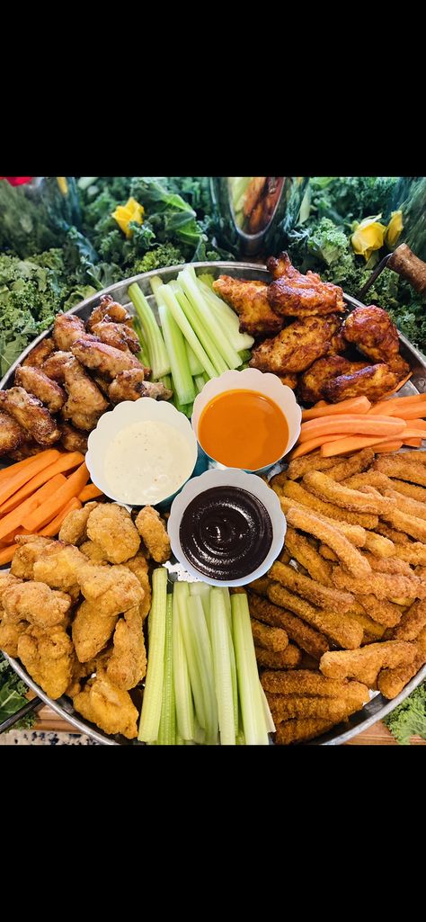 Wings And Fries Charcuterie Board, Charcuterie Board With Chicken Wings, Charcuterie Board Wings, Chicken Wings Charcuterie Board Ideas, Chicken Wings Birthday Party, Chicken Wings Board, Pizza Wings Party, Wings And Pizza Party, Chicken Wing Board Ideas