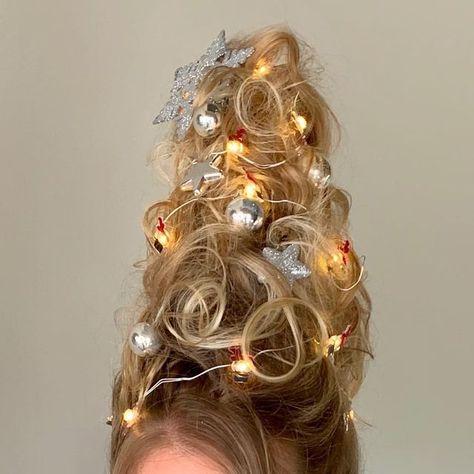 Christmas Dance Hairstyles, Winter Wonderland Hairstyles, Christmas Hairdos, Christmas Hair Ideas, College Christmas, Highlights Babylights, Christmas Tree Hair, Christmas Party Costume, Holiday 2024