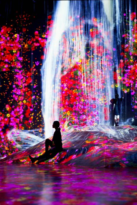 Universe of Water Particles on a Rock where People Gather | teamLab / チームラボ Teamlab Tokyo, Art Museum Architecture, Digital Art Museum, Teamlab Borderless, Truck Store, Digital Media Art, Experiential Art, Tokyo Museum, Museum Photography