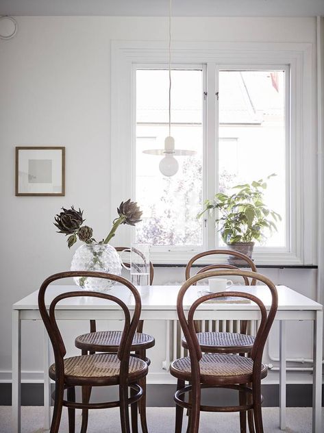 Light flooded home in white - via Coco Lapine Design blog Melltorp Table, Ikea Melltorp, Living Room Renovation, Bright Apartment, Remodel Inspiration, Scandinavian Interior Design, Room Renovation, Apartment Style, Style Deco