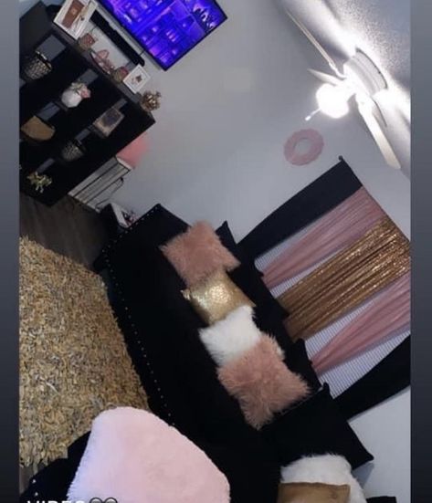 Pink Black White Gold Living Room, Black Pink Gold Living Room, Pink Black And Gold Living Room, Black Pink And Gold Living Room, Pink And Black Apartment Aesthetic, Pink And Gold Living Room Ideas, Pink Black And Gold Bedroom, Pink And Black Living Room Ideas, Black And Pink Living Room Decor