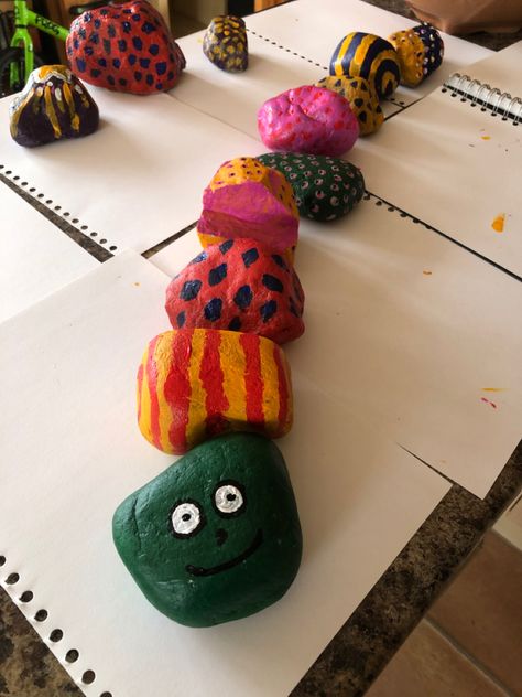 Painted Rock Caterpillar, Caterpillar Rock Painting, Rock Caterpillar, Rock Painting Acrylic, Kids Painting, Painted Rocks Kids, Kids Projects, Cheap Hair Products, Fall Crafts Diy