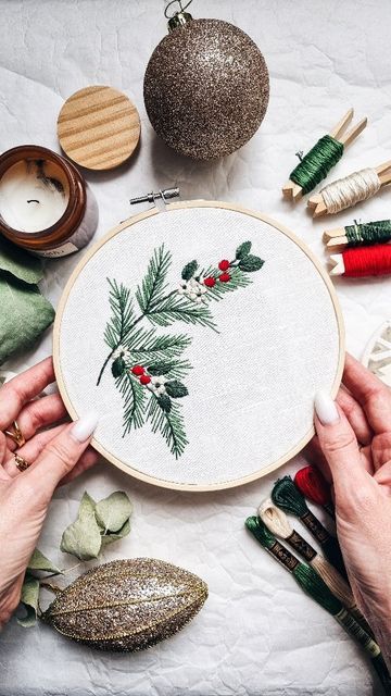 Christmas Embroidery Tutorial, Winter Embroidery Patterns, Loop Embroidery, Xmas Embroidery, Embroidery Floss Crafts, Christmas Hand Embroidery, Embroidery Winter, Winter Greens, Winter Embroidery