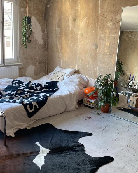 Indie Apartment Aesthetic, Loft Bedroom Aesthetic, Industrial Apartment Aesthetic, Berlin Bedroom, Architecture Plants, Aesthetic Architecture, Industrial Apartment, Books Decor, Mirror Lamp