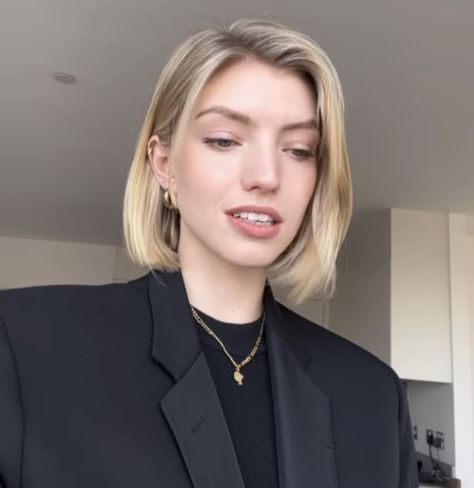 Niamh Adkins Hair, Short Blonde Hair Middle Part, Niamh Adkins Short Hair, Short Blonde Hair Character, Blonde Bob Face Claim, Madelyn Clone Blonde Hair, Blonde Bobs, Color Inspo, Hair Inspo Color