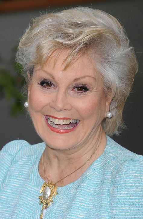 Angela Rippon - English TV journalist, newsreader, writer and presenter. Gloria Hunniford, Fiona Bruce, Celebrity List, Haircut For Older Women, Celebrity Beauty, Leather Outfit, Woman Crush, Chic Woman, Growing Old