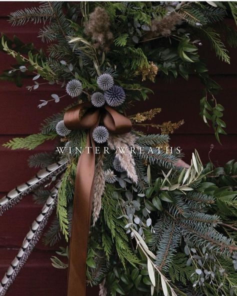 Scottish Christmas Decorations, Detroit Christmas, Dark Academia Christmas, Moody Christmas, Gingerbread House Ideas, Scottish Christmas, Botanical Christmas, Lights For Christmas, Pretty Christmas Decorations