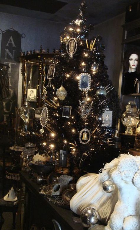 20 Black Christmas Tree With Gothic Style | Home Design And Interior Black Christmas Decorations, Black Christmas Tree, Steampunk Christmas, Creepy Christmas, Tree Themes, Dark Christmas, Christmas Interiors, Black Christmas Trees, Christmas Tree Ideas