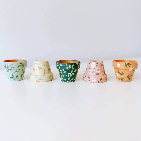 Mini Plant Pot Painting, Mini Terracotta Pots Crafts, Mini Pot Painting Ideas, Mini Terracotta Pots, Teracotta Pots, Tiny Pots, Pots Crafts, Painted Plant Pot, Pot Decor