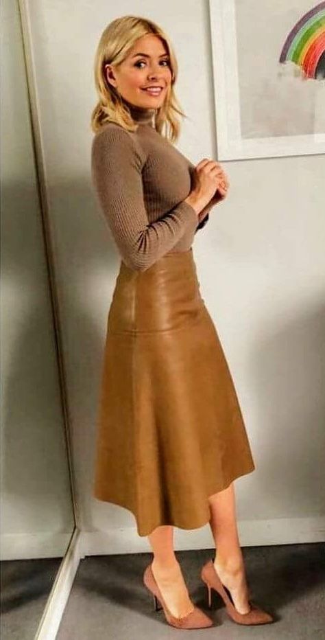 holly x cc Holly Willoughby Style, Holly Willoughby Outfits, Long Leather Skirt, Brown Leather Skirt, Outfit Elegant, Leather Skirt Outfit, Fashion Minimalist, Holly Willoughby, Modest Wear