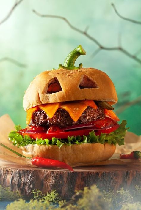 Halloween Buffet Food, Classic Burger Recipes, Menu Halloween, Easy Halloween Party Food, Scary Food, Creepy Halloween Food, Burger Party, Halloween Food Ideas, Halloween Menu