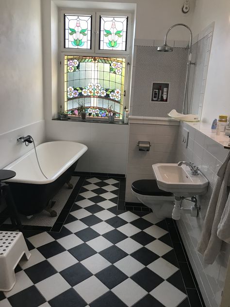 Victorian Black And White Bathroom, Chess Floor Bathroom, Bathroom Black White Tile, Modern Victorian Style Bathroom, Black White Bathroom Floor Tile, Checkered Tiles Bathroom, Contemporary Victorian Bathroom, Chequered Bathroom Floor, Checked Floor Bathroom