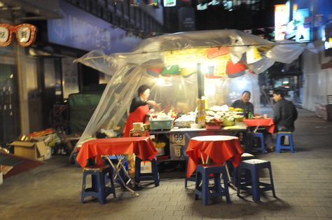 Korean Food Stall, Korean Street Food Stall, Korean Night Market, Budget Friendly Meals, Bar Street, Outdoor Restaurant Design, Late Evening, Korean Street Food, Asian Restaurants