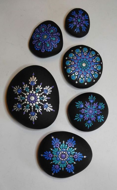 Rock Painting Ideas Dots, Winter Mandala Art, Mandellas Design, Acrylic Dot Painting Ideas, Mandela Rock Painting, Mandala Rock Painting, Dot Art Mandala, Painting Mandala, Mandala Painted Rocks