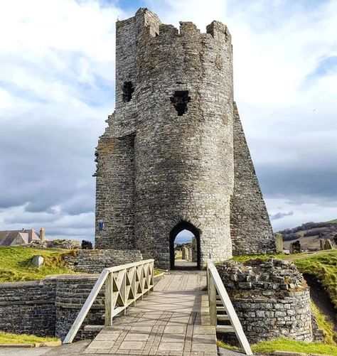 Ceredigion Wales, Europe Castles, Welsh Castles, British Castles, Medieval Fortress, Historical Places, Castle Ruins, Medieval History, Medieval Castle