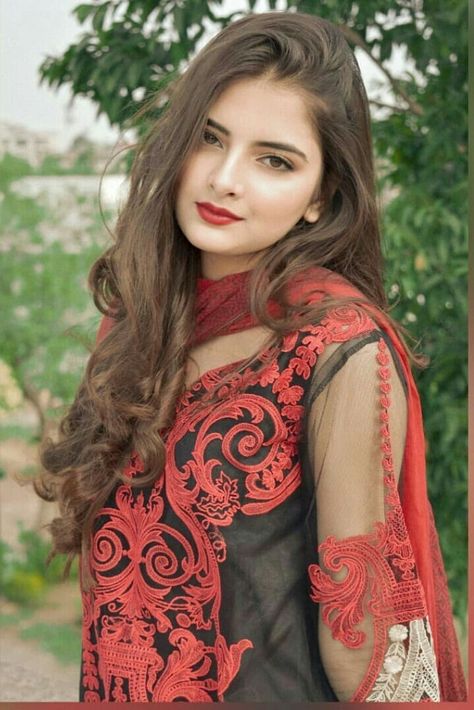 Muzna Masood Malik, Beautiful Pakistani Dresses, Teen Girl Dresses, Guy Friends, فستان سهرة, Feminine Beauty, On The Red Carpet, Perfect Makeup