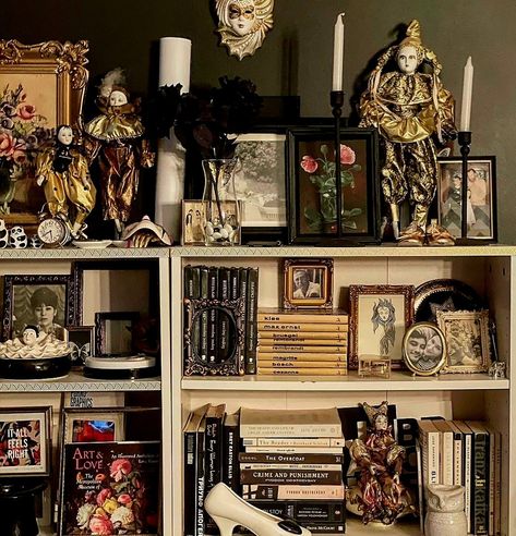 Gothic Shelves Decor, Maximalist Decor Shelves, Maximalist Bookshelf Styling, Maximalist Shelves, Maximalist Bookshelf, Minimal Academia, Dark Academia Room Ideas, Boho House Decor, Black Bookshelf