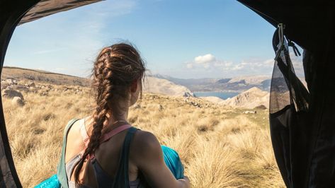 What to Do With Your Hair While Camping | Mortons on the Move Camping Hairstyles, Bandana Hairstyles Short, Messy Hair Look, Shampoo Cap, Camping Hair, Thick Headbands, Curly Hair Braids, Boxer Braids, Pull Through Braid