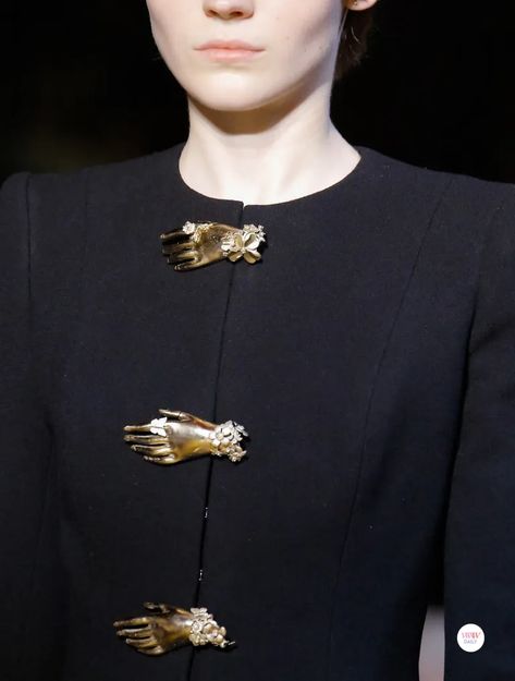 Eccentric Clothes, Schiaparelli Jewelry, Couture Design, Collection Couture, Elsa Schiaparelli, Jewelry Details, Best Jewelry Stores, Fall Fashion Trends, Fall 2018