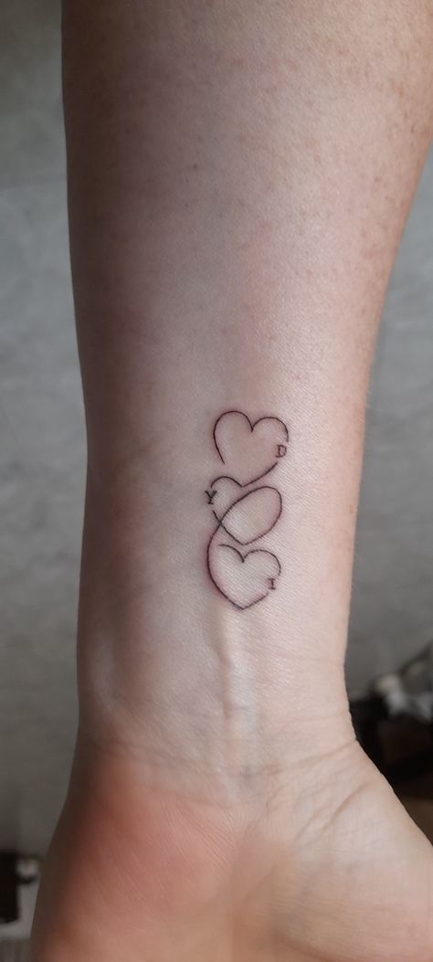 Thing Line Tattoo, Three Generations Of Women Tattoo, Mum And 2 Daughters Tattoo, Fine Line Mother Daughter Tattoo, Mother And Daughters Tattoo For Three, Mother And Two Daughters Tattoo, Tattoo In Remembrance, Maddie Nails, 3 Children Tattoos For Moms