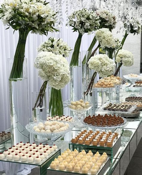 Bufette Ideas, Wedding Buffet Table, Wedding Food Display, Buffet Wedding Reception, Wedding Table Setup, Catering Food Displays, Catering Display, Baby Cupcake, Dream Wedding Decorations