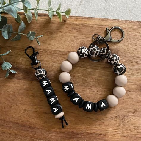 Diy Bracelet Keychain, Prego Style, Wristlet Keychains, Teacher Gift Ideas, Cute Teacher Gifts, Homemade Bracelets, Keychain Craft, Leopard Prints, Bracelets Design