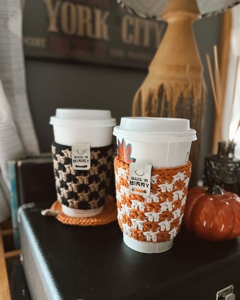 new coffee cup sleeves in the shop 🍁☕️🧡 crocheted >> striped / checkered / waffle vegan faux leather tags in chestnut & white marble great for your car, purse & cute to gift limited quantities — 🔗in stories/profile ☺️🍂 [patterns coming soon] 🧶 happy friiiidayyyy!!! #crocheted #crochetdesigner #coffeesleeve Crochet Coffee Sleeve Free Pattern, Crochet Coffee Sleeve, Crochet Coffee, Leather Tags, Cup Sleeves, Coffee Cup Sleeves, Purse Cute, Coffee Sleeve, Craft Fair